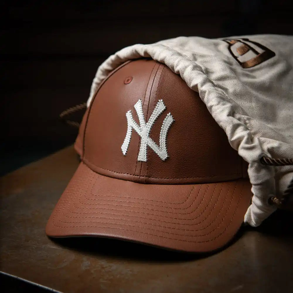 Gorra de béisbol de cuero marrón de los New York Yankees.
